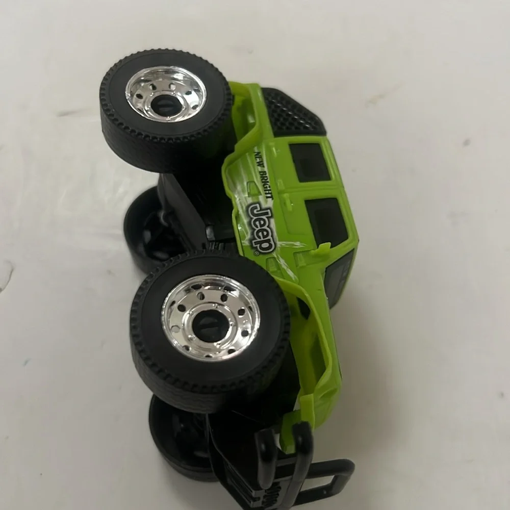 NEW BRIGHT JEEP-WRANGLER KIDS‎ GREEN TOY TRUCK